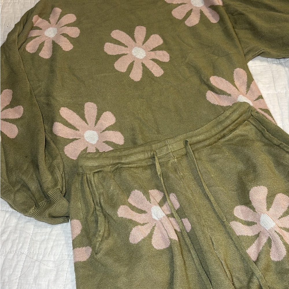 Cozy Green Daisy Lounge Set